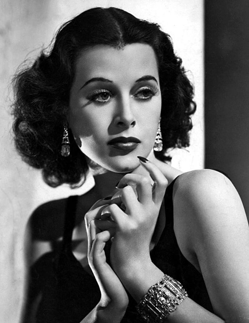 A portrait photo of Hedy Lamarr.