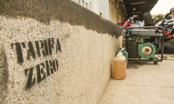 Graffiti on a wall, reading "TARIFA ZERO"