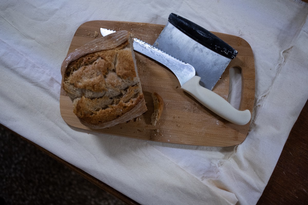 Bread and knives on a cutting board